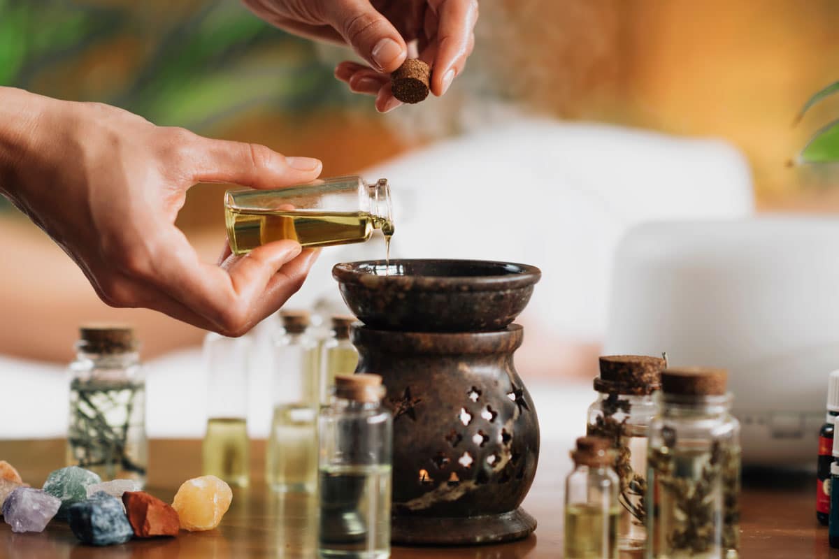 Préparation aux huiles essentielles pour une séance de massage et de relaxation