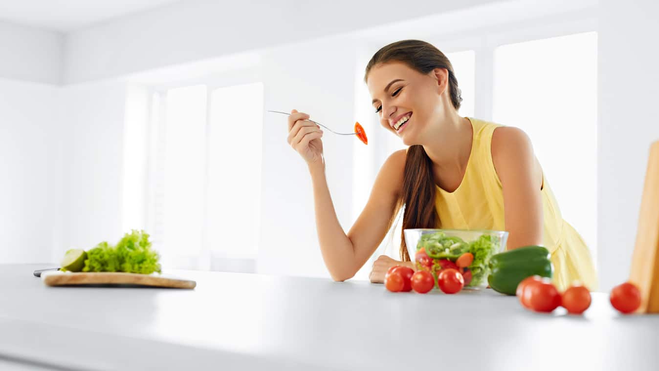 Femme heureuse de manger des produits saints