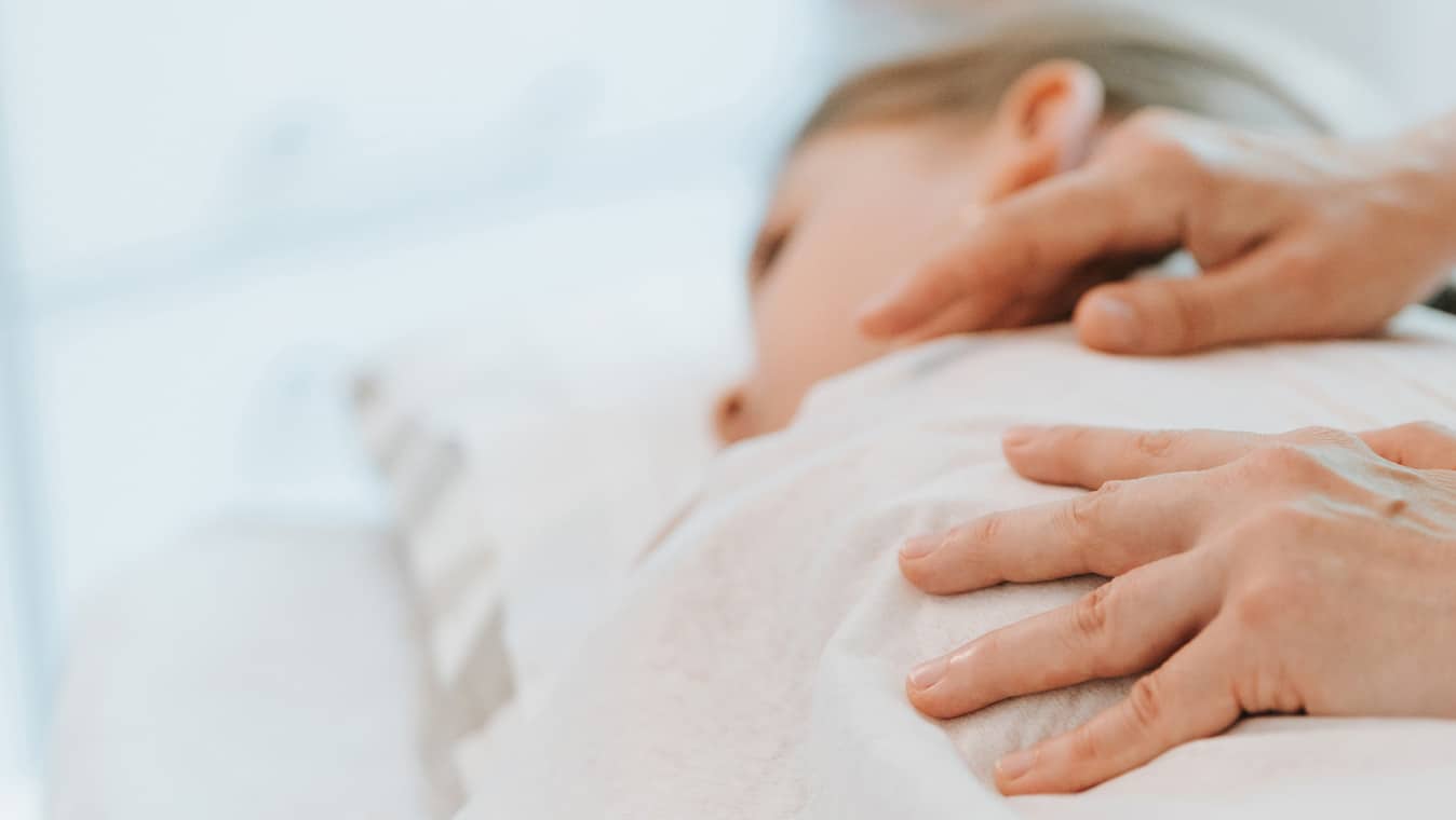 Femme qui reçoit un massage du dos
