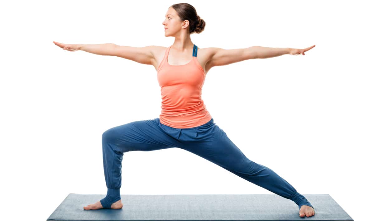 Femme qui pratique le yoga asana - Guerrier 2