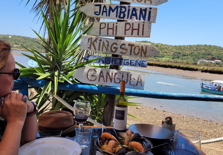 Elvi mange une cataplana en Algarve, au Portugal