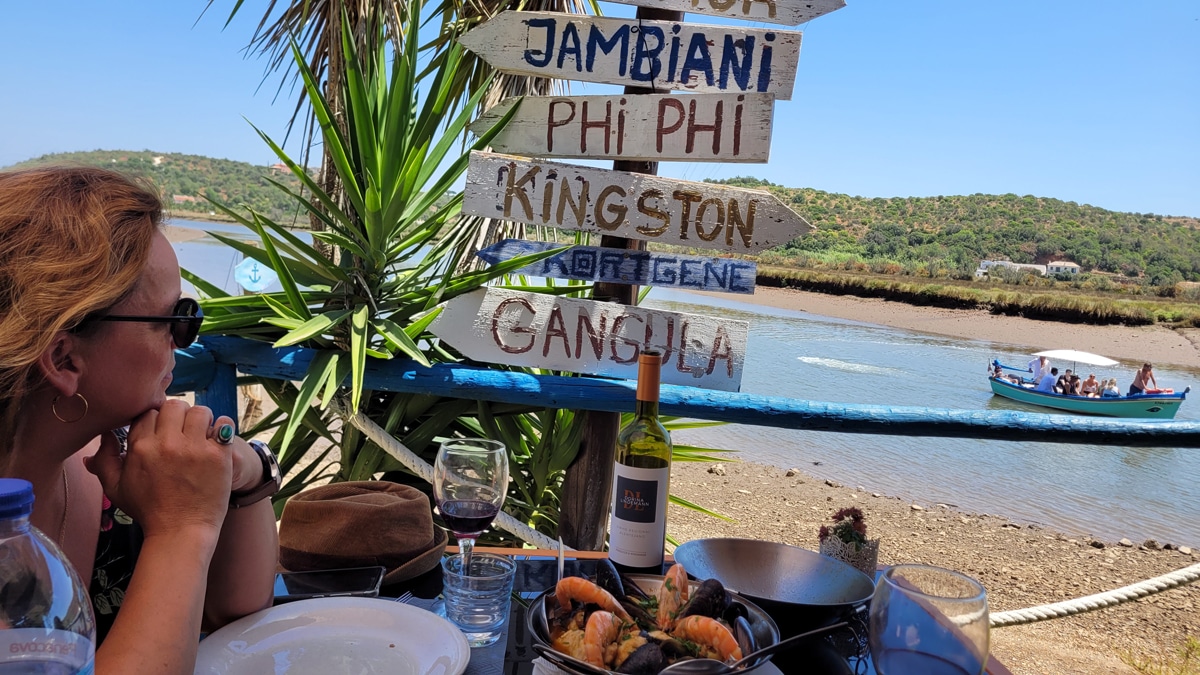 Elvi mange une cataplana en Algarve, au Portugal