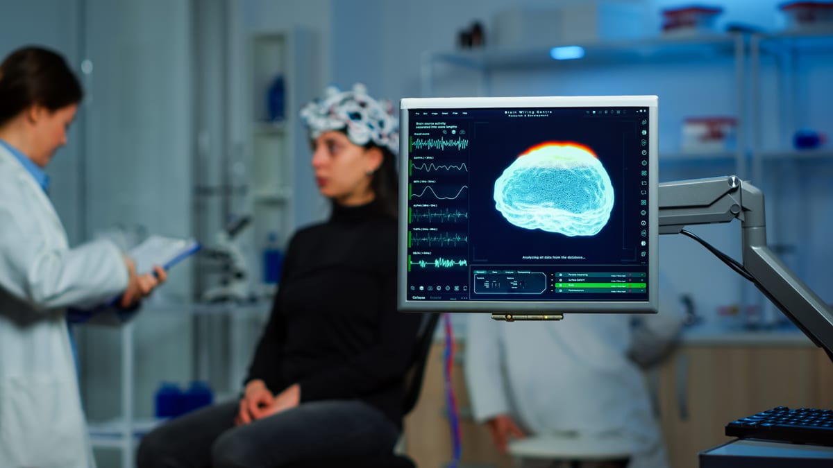 Médecin neurologue analysant le système nerveux à l'aide d'un casque EEG