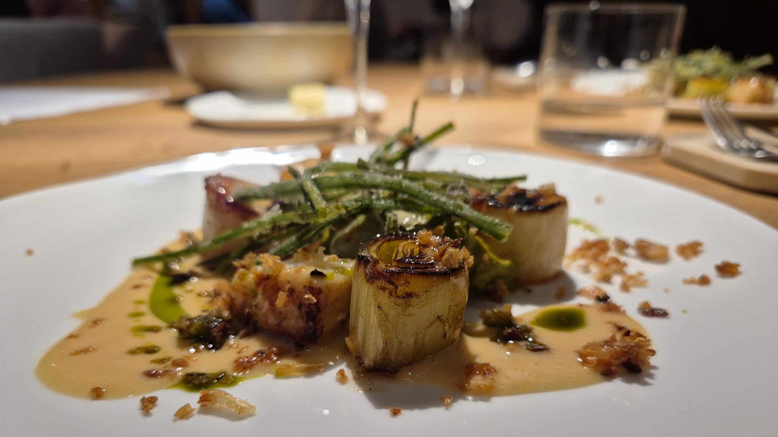 Plat de saint-jacques et légumes croquants