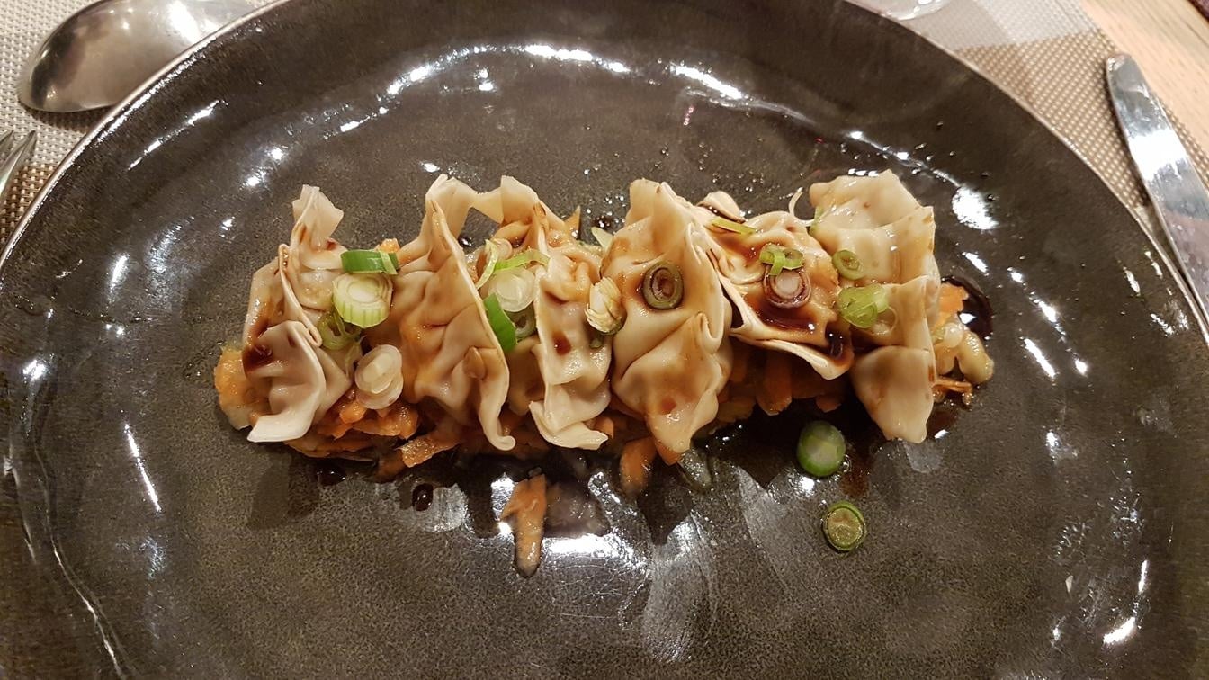 Gyosas, salade de concombre et ciboules