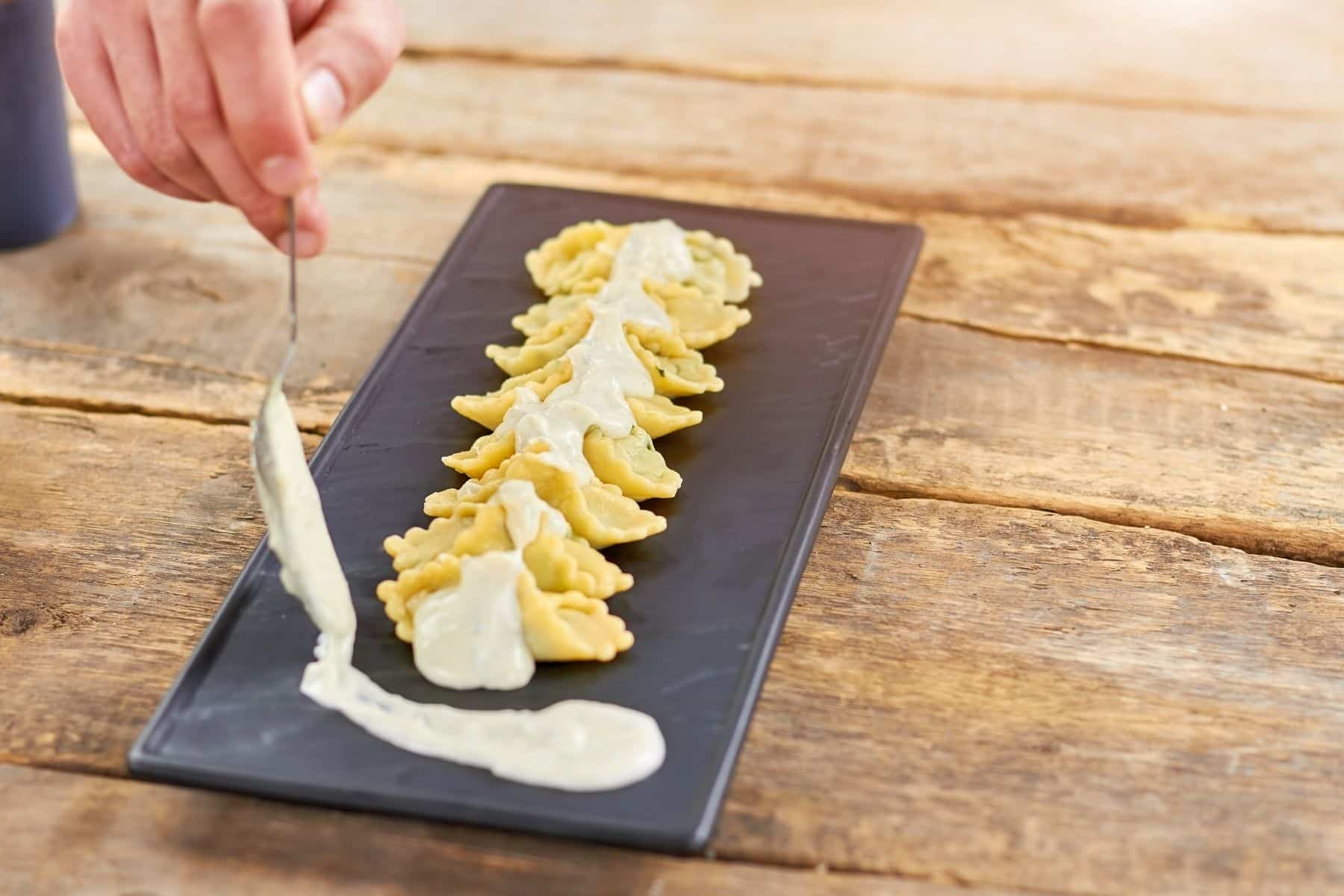 Ravioles de crustacés sauce champenoise sur ardoise