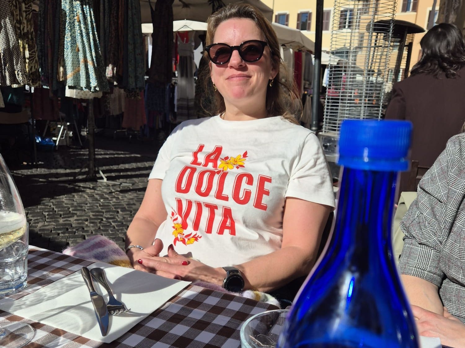 Elvina assise à une terrasse à Rome - La dolce vita !